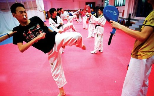 SEORANG pelajar tidak mengendahkan hidungnya yang berdarah ketika berlatih taekwondo.