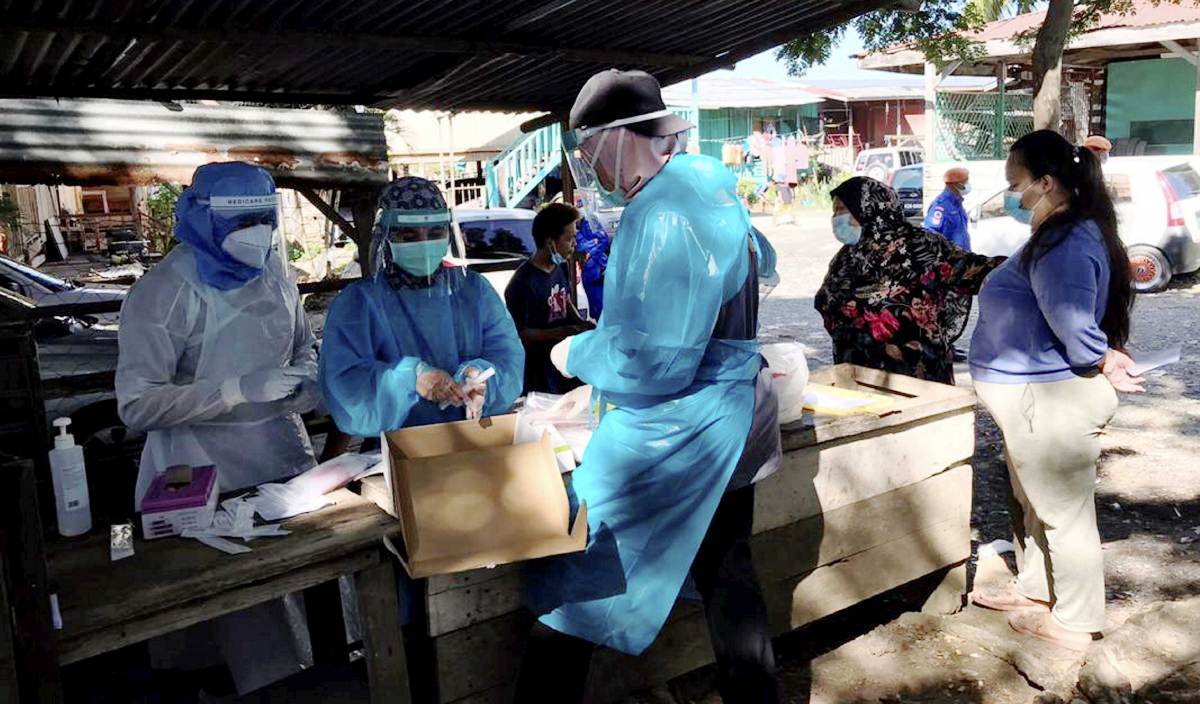 SEBAHAGIAN daripada aktiviti dijalankan oleh sukarelawan perubatan MERCY Malaysia di zon merah pandemik Covid-19 di Lahad Datu, Sabah. FOTO Ihsan Mercy Malaysia
