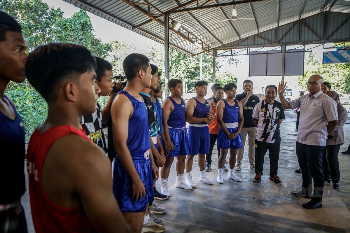 FADZLI (kanan) mengadakan pertemuan dan menyaksikan latihan skuad tinju Sukma Pahang di Pusat Latihan Tinju, Majlis Sukan Pahang, Kuantan. FOTO LUQMAN HAKIM ZUBIR 