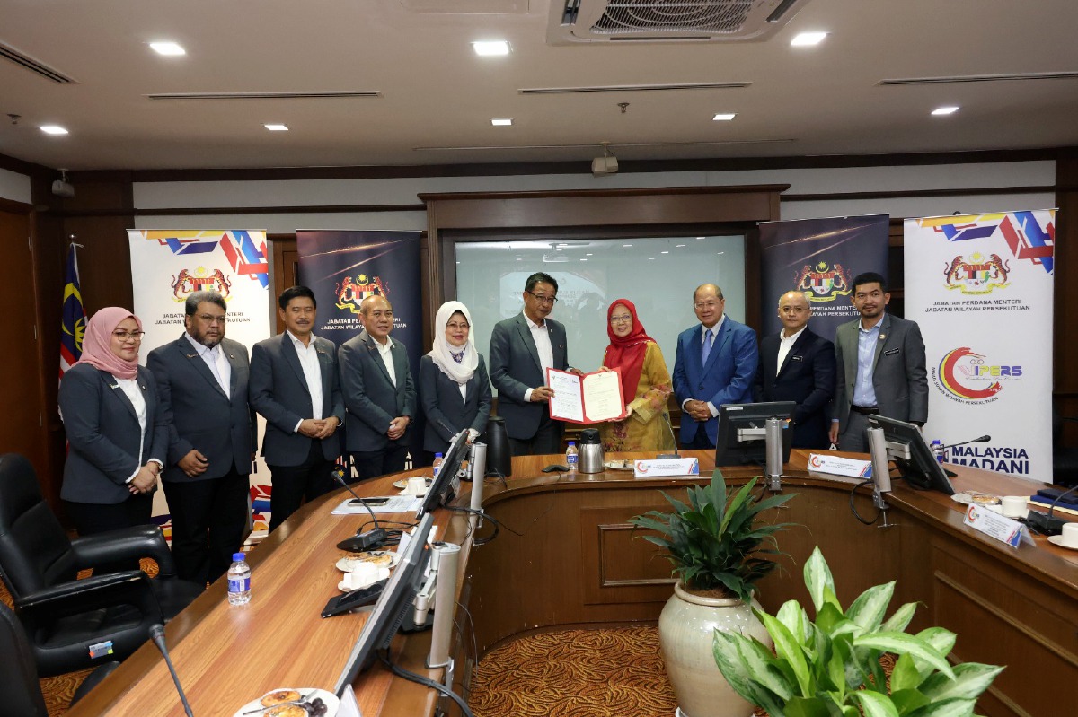 DR ZALIHA (empat dari kanan) menerima Kunjungan Hormat Delegasi Sukma dan Para Sukma Sarawak 2024. -FOTO Majlis Wilayah