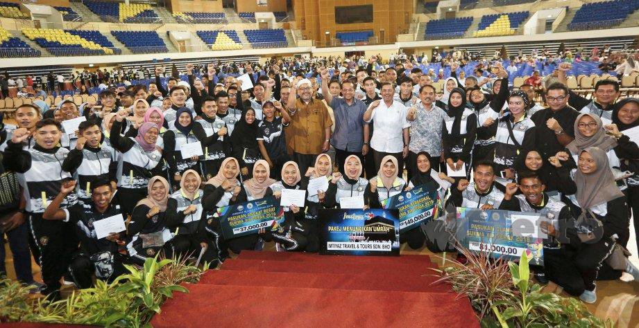 MENTERI Besar Terengganu, Dr Ahmad Samsuri Mokhtar (sembilan kanan) bersama atlet Sukma pada majlis penyampaian insentif di Stadium Tertutup Gong Badak dua tahun lalu. FOTO Ghazali Kori
