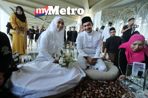 Shukri dan Siti Nurfatihah ceria selepas diijabkabul. FOTO  Mohd Khairul Helmy Mohd Din