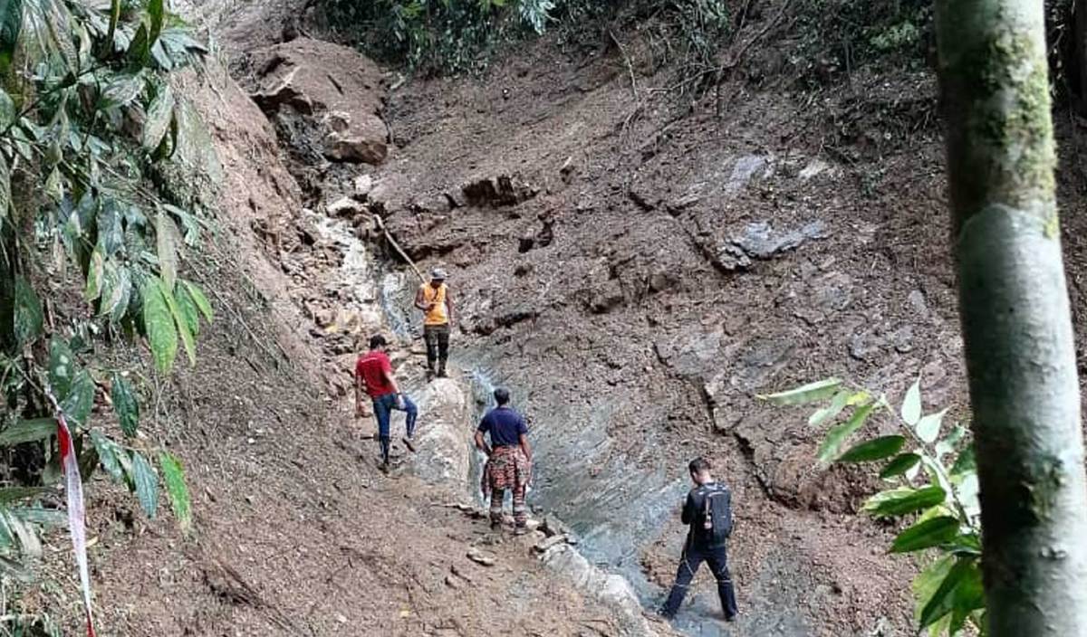 ANGGOTA penyelamat melakukan SAR dua wanita yang dilaporkan hilang selepas dihanyutkan kepala air ketika mendaki di kawasan Gunung Suku. FOTO Ihsan JBPM Perak