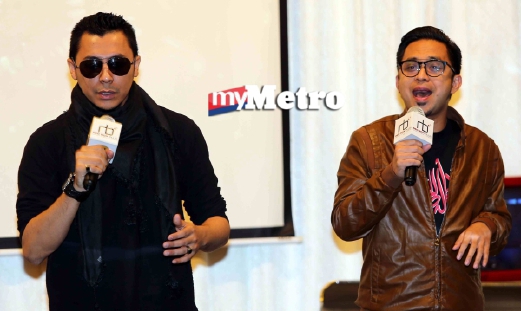 Syamsul (kiri) dan Mawi menyanyikan lagu (OST) filem Munafik "Kalah Dalam Menang" pada majlis Perlancaran MTV Karaoke. FOTO NSTP/SAIFULLIZAN TAMADI.