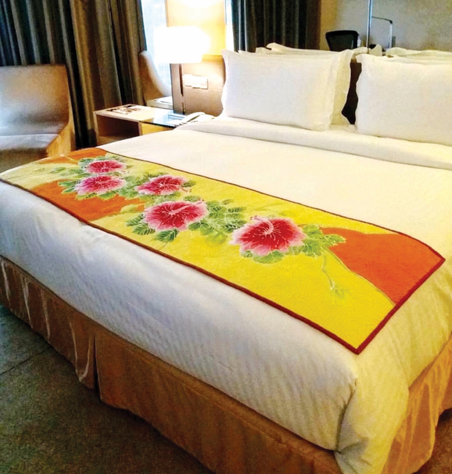 KEPALA katil yang menggunakan motif batik.