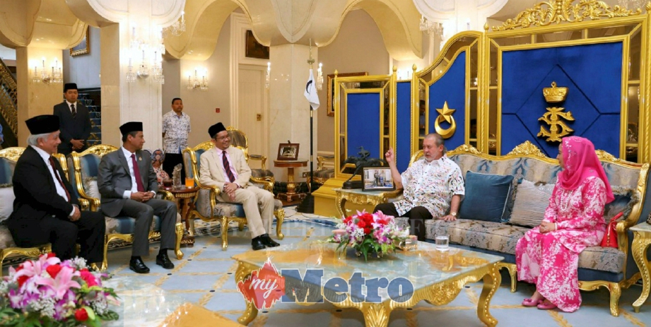 SULTAN Ibrahim dan Raja Zarith Sofiah (kanan) berkenan menerima mengadap Dr Afifi al-Akiti (tiga dari kiri). Turut hadir, Azmi (dua dari kiri) dan Mohamed Ghazali (kiri) di Istana Bukit Serene, Johor Bahru, hari ini. FOTO ihsan Royal Press Office.
