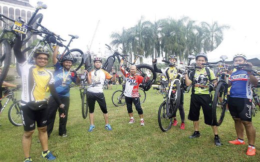 AHLI Bewak Cycling Team Tapah yang hadir menyokong kayuhan.