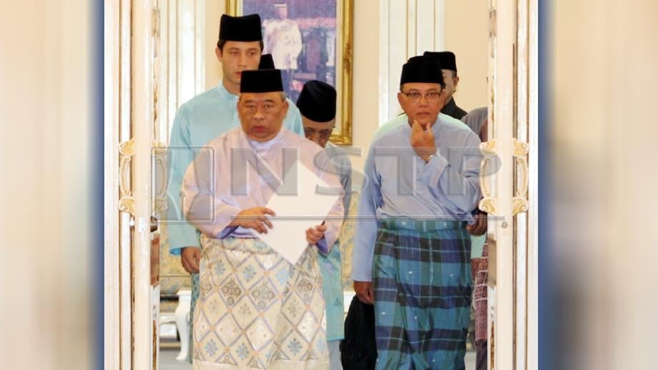 TENGKU Abdul Rahman diiringi Tengku Temengong Pahang, Tengku Fahd Mua'adzam Sultan Ahmad Shah (belakang Kiri) dan Menteri Besar Pahang, Datuk Seri Wan Rosdy Wan Ismail (kanan) berjalan masuk menuju ke bilik sidang media khas. FOTO Muhd Asyraf Sawal