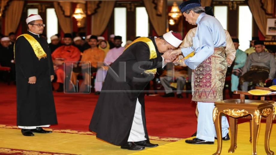 SULTAN Sharafuddin Idris Shah berkenan menyampaikan watikah pelantikan imam. FOTO Roslin Mat Tahir