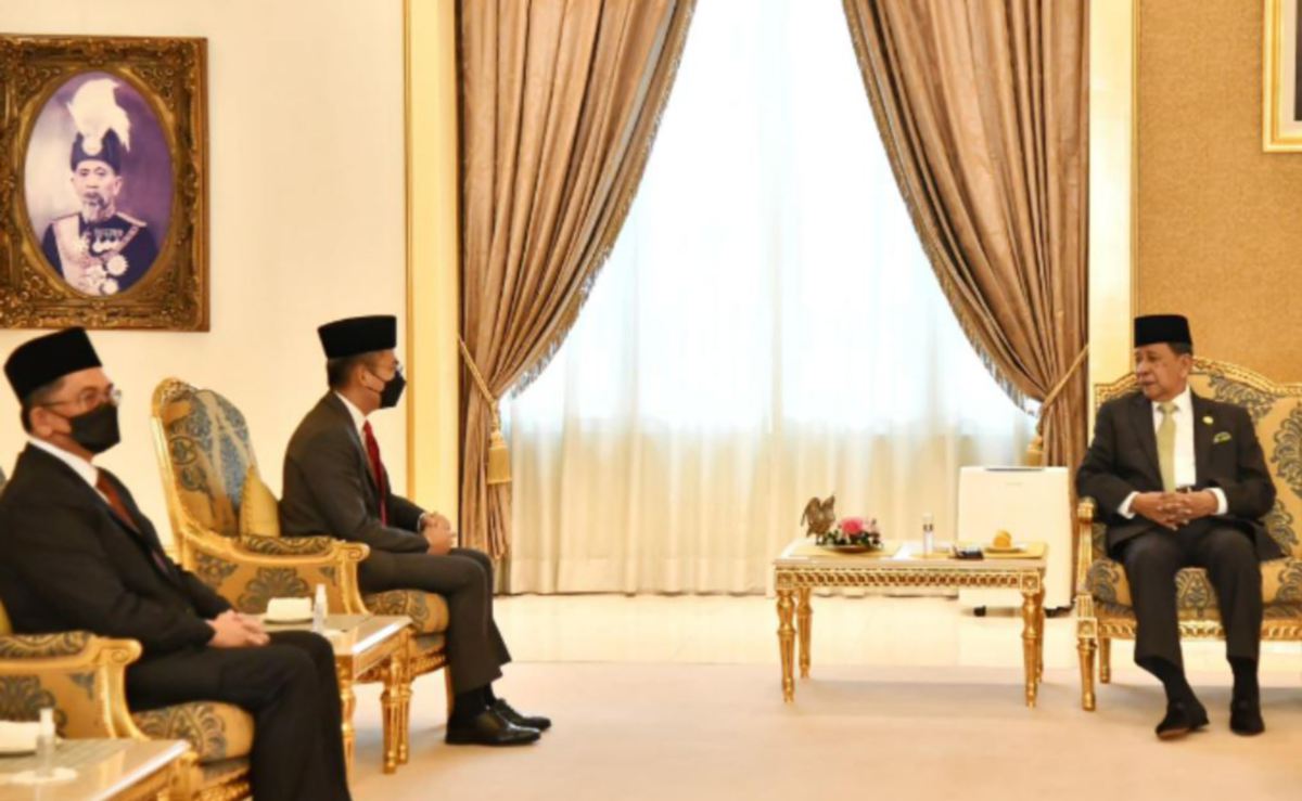 SULTAN Sallehuddin Sultan Badlishah menerima menghadap Fahmi di Istana Anak Bukit. FOTO Facebook.