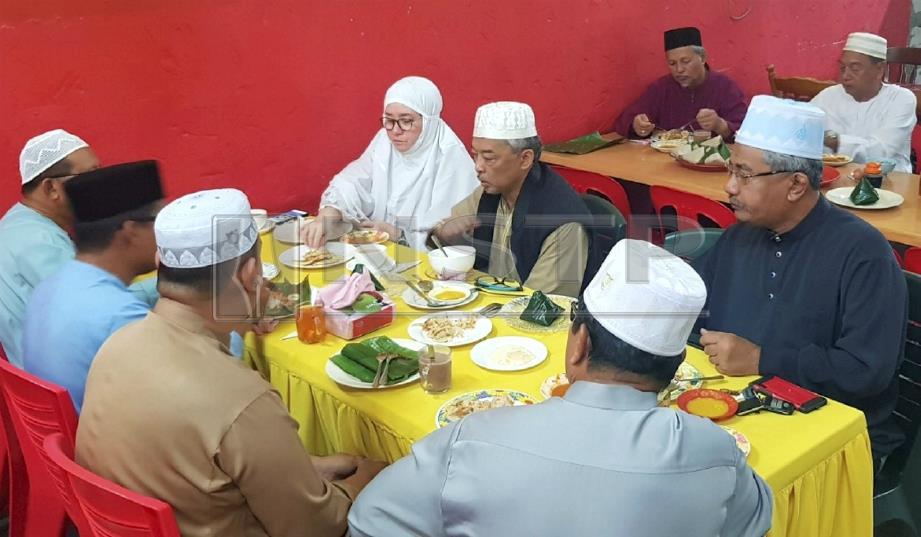 Al-Sultan Abdullah (baris kedua tengah) dan Tunku Azizah  bersarapan dan berbual bersama orang ramai ketika mengunjungi restoran D'Wafi. FOTO Ihsan Istana