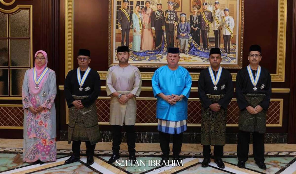 SULTAN Johor, Sultan Ibrahim Iskandar berkenan mengurniakan Darjah Sultan Ibrahim Johor Yang Amat Disanjungi Pangkat Yang Kedua, Dato' Mulia Sultan Ibrahim Johor (DMIJ) kepada empat individu. FOTO Facebook Sultan Ibrahim Sultan Iskandar