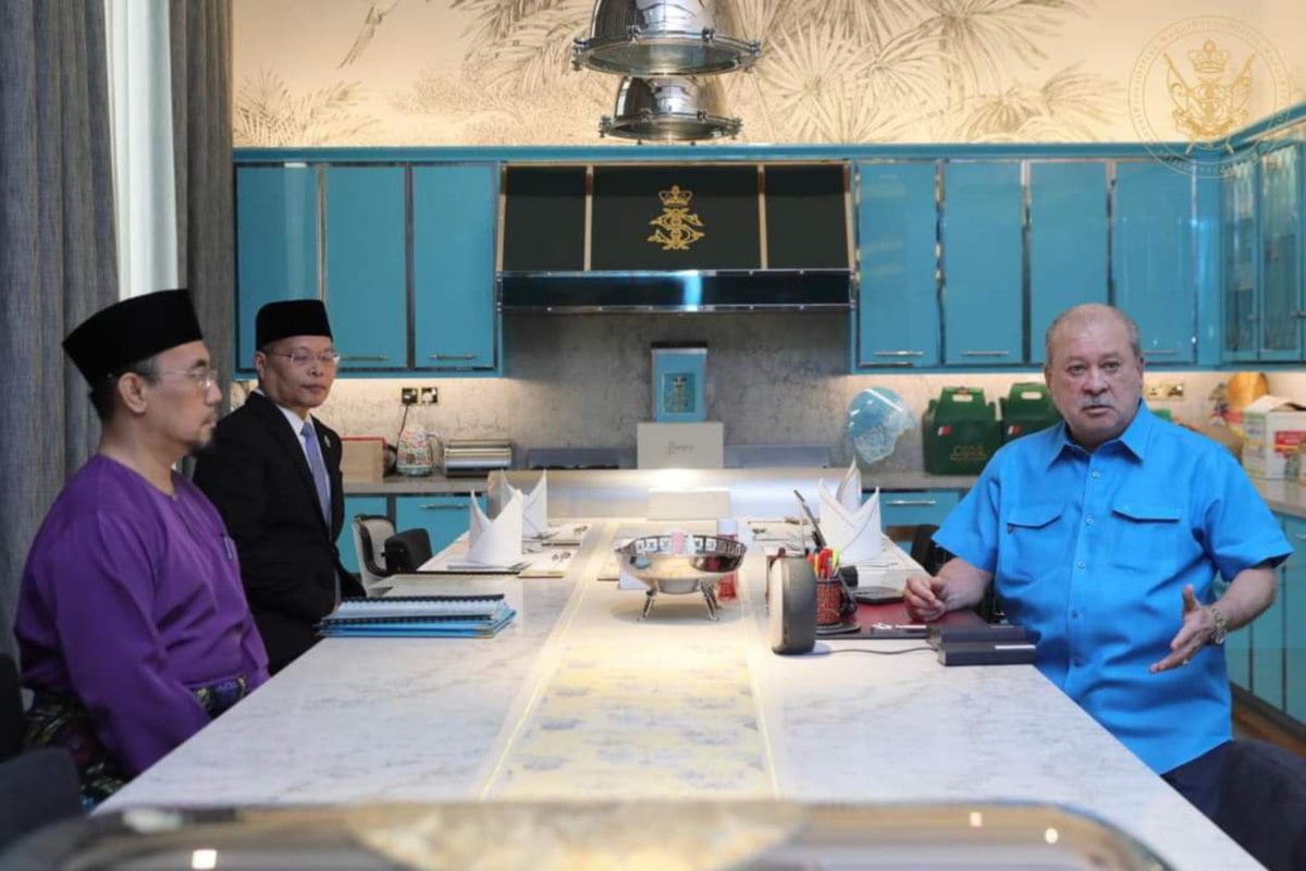 Sultan Ibrahim menerima mengadap Mufti Negeri Johor, Datuk Yahya Ahmad (kiri) dan Pengarah Jabatan Agama Islam Negeri Johor (JAINJ), Jamaluddin A Hamid. FOTO IHSAN FACEBOOK SULTAN IBRAHIM SULTAN ISKANDAR