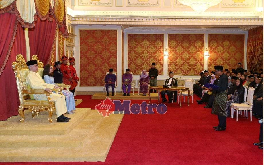 Ahmad Faizal Azumu membaca watikah perlantikan Menteri Besar Perak di hadapan Sultan Perak di Istana Iskandariah, Kuala Kangsar. FOTO Muhaizan Yahya 