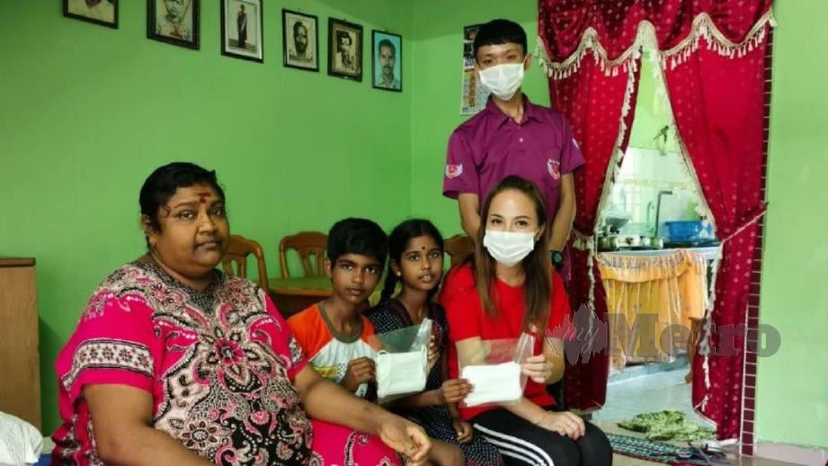 WAKIL Persatuan Kasih Sayang 'Ai Xin' Malaysia menyerahkan sumbang topeng hidung dan mulut serta pembasmi kuman kepada orang ramai. FOTO Hazri A Bakar