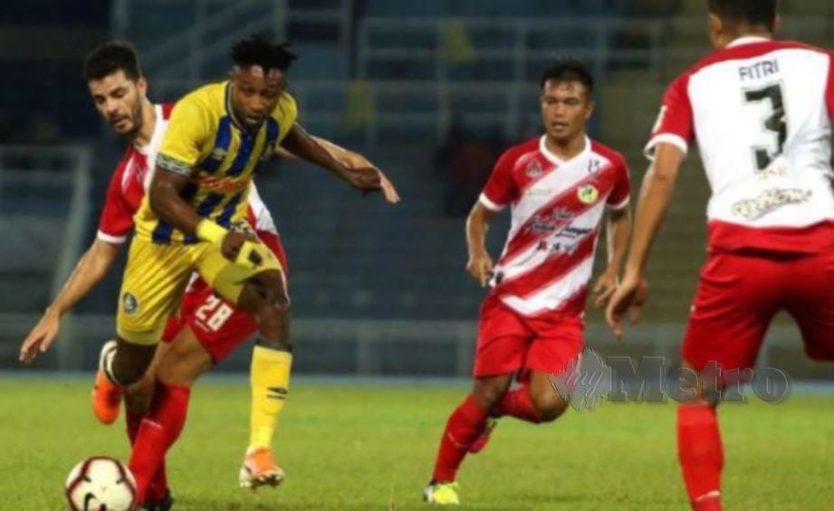SUMAREH (kiri) ketika beraksi bersama Pahang dalam saingan Liga Malaysia. 