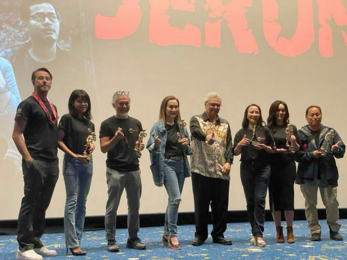 Wendy (tiga dari kanan) dan Nancie (empat dari kiri) meraikan kejayaan menerima enam trofi pengiktirafan bersama Pengerusi Perbadanan Kemajuan Filem Nasional Malaysia (FINAS), Datuk Kamil Othman (empat dari kanan), pengarah dan barisan artis ketika majlis tayangan filem Sumpahan Jerunei.