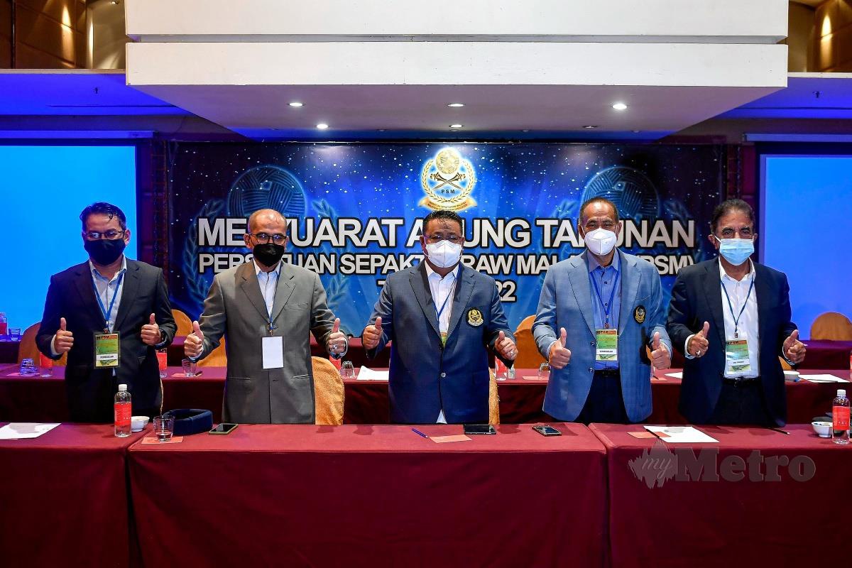 Sumali (tengah) bergambar bersama Ahli Jawatankuasa PSM selepas mempengerusikan Mesyuarat Agung Tahunan PSM. -FOTO NSTP