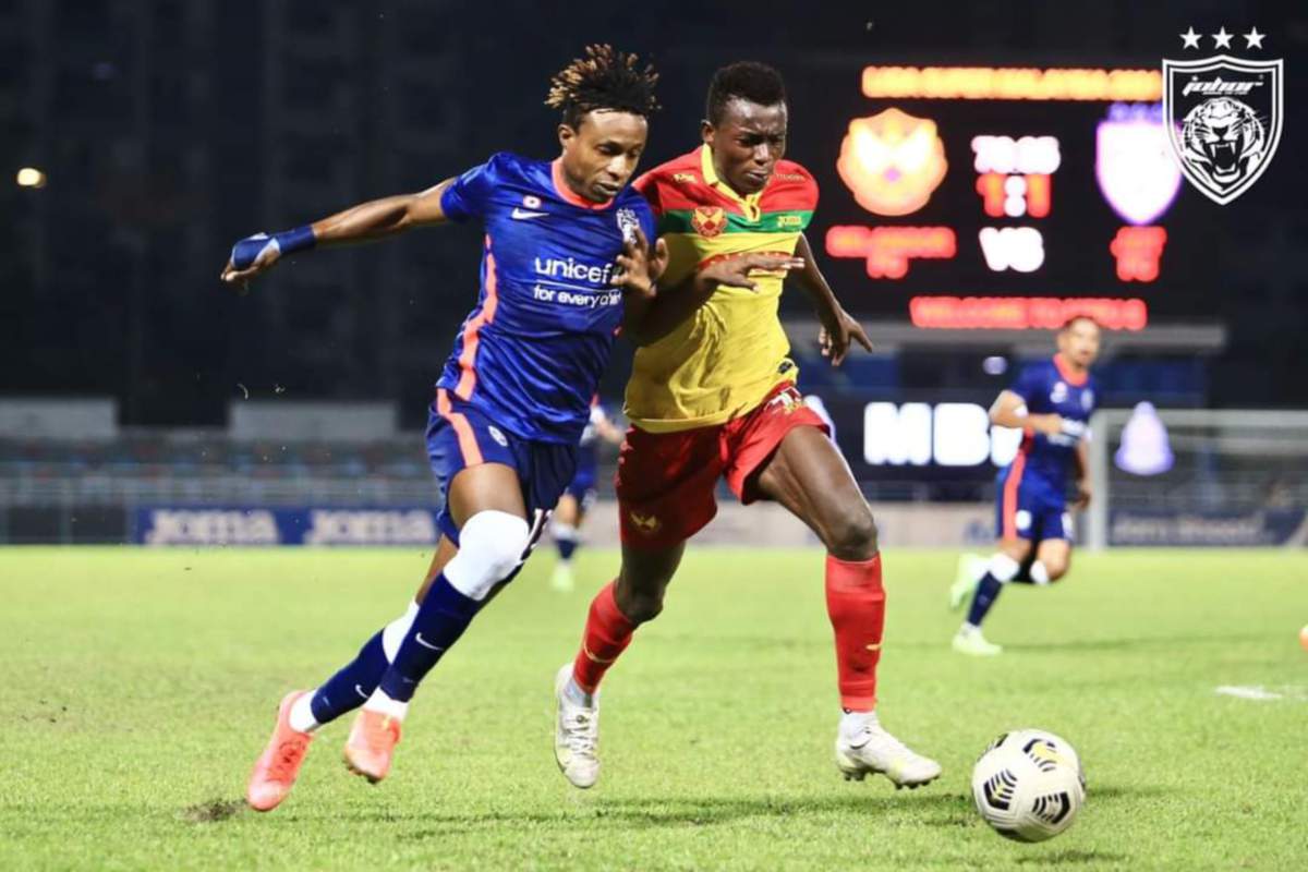 Pemain JDT, Mohamadou Sumareh (kiri) dicabar pemain Selangor dalam aksi Liga Super. FOTO Ihsan Johor Southern Tigers