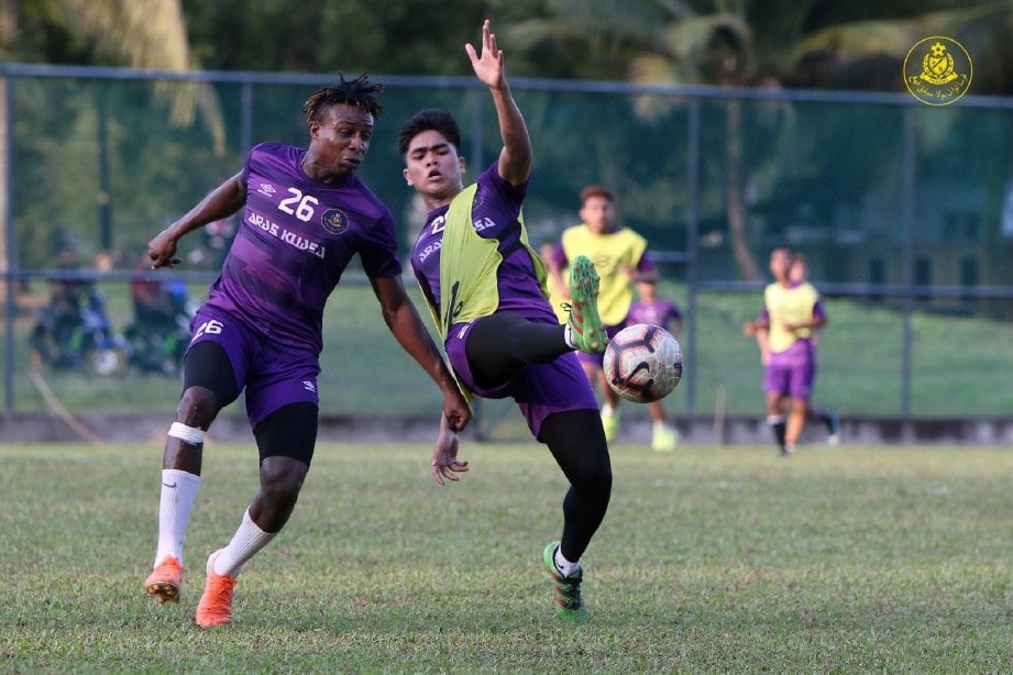 SUMAREH (kiri) akan tamat kontraknya bersama Pahang musim ini. FOTO FB Pahang FA 