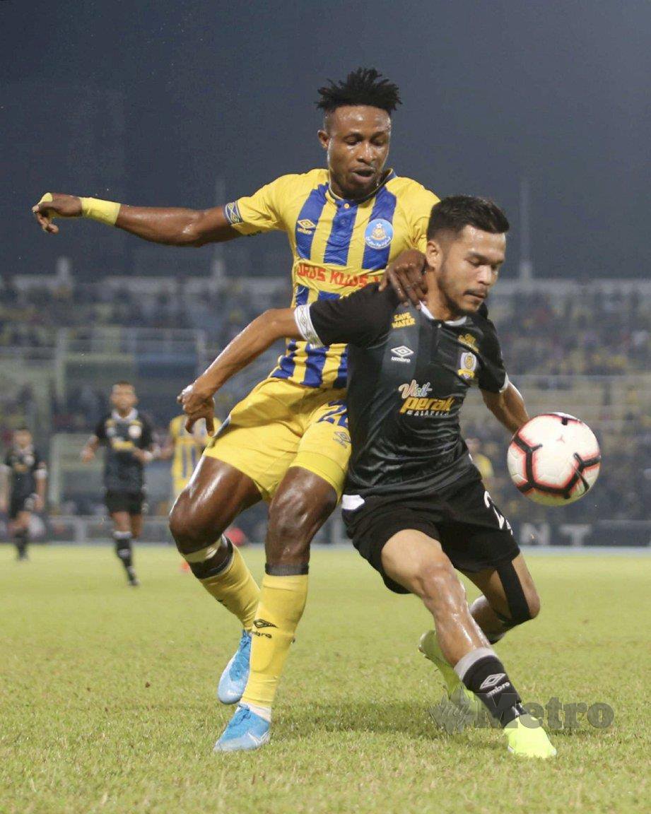 SUMAREH (kiri) dikatakan sudah menebus kontraknya bersama Pahang. FOTO NSTP 