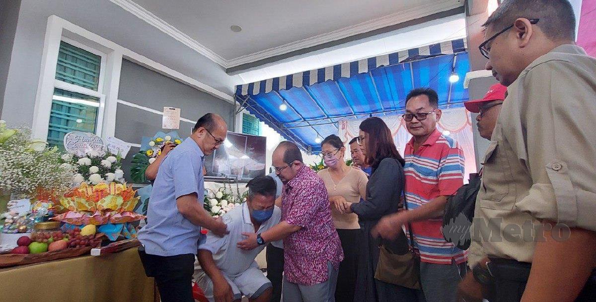 SHAMSUL Iskandar menenangkan Lai Hua Kiong bapa kepada Chee Sam di kediaman di Machap Baru. FOTO Nursaliawati Sabri