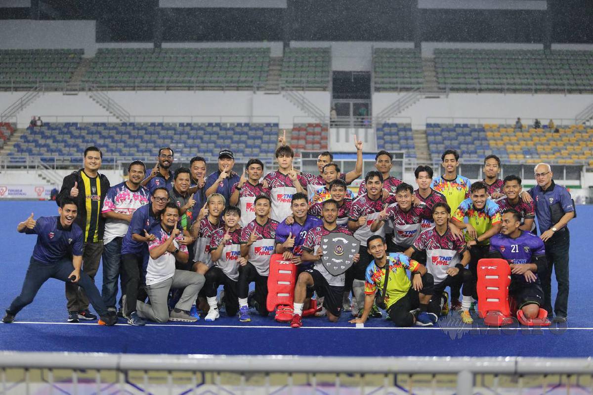PEMAIN THT meraikan kejayaan menjulang Piala Sumbangsih selepas menewaskan TNB 4-3. FOTO ASWADI ALIAS