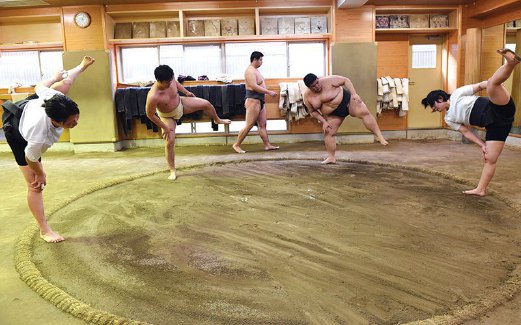 SHIORI Kanehira (kiri) dan Sayako (kanan) berlatih bersama ahli sumo lelaki.