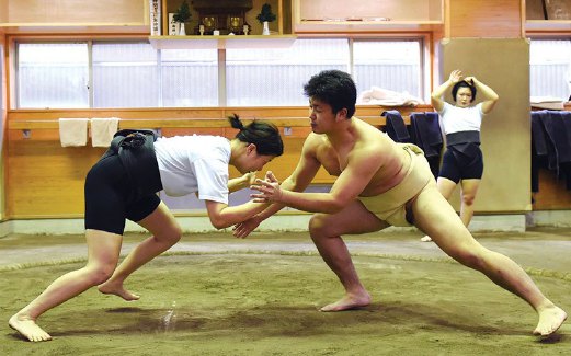  LATIHAN berat menumbangkan ahli sumo lelaki bina kekuatan pada ahli sumo wanita.