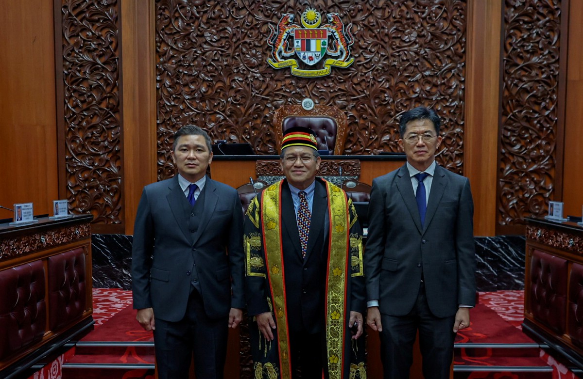 NUR Jazlan (tengah) bersama Nelson kiri dan Lau (kanan) selepas upacara mengangkat sumpah. FOTO Bernama 