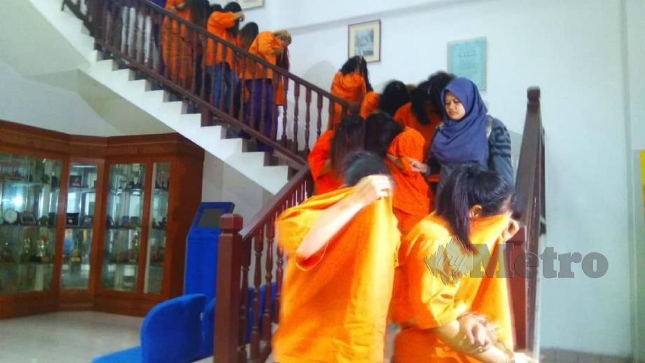ANTARA suspek wanita dibawa ke mahkamah untuk perintah tahanan reman selama tujuh hari. FOTO NUR SALIAWATI SALBERI