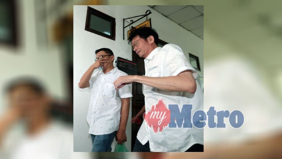 Tertuduh, Tay Thian Chuan, 45, (kiri) dan Tay Leong Hee, 52, (kanan) keluar daripada Mahkamah Sesyen Kota Kinabalu hari ini, selepas prosiding dakwaan pembabitan mereka mengurus rumah persundalan. FOTO Edmund Samunting.