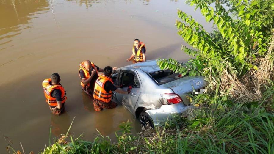MAYAT lelaki ditemui terperangkap di dalam kereta Toyota Vios yang terbabas ke dalam sungai, hari ini. FOTO ihsan Bomba. 