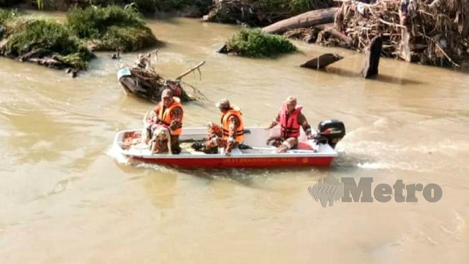 Anggota bomba ketika operasi mencari dan menyelamat wanita yang dipercayai terjatuh ke Sungai Pinji. FOTO Ihsan Bomba