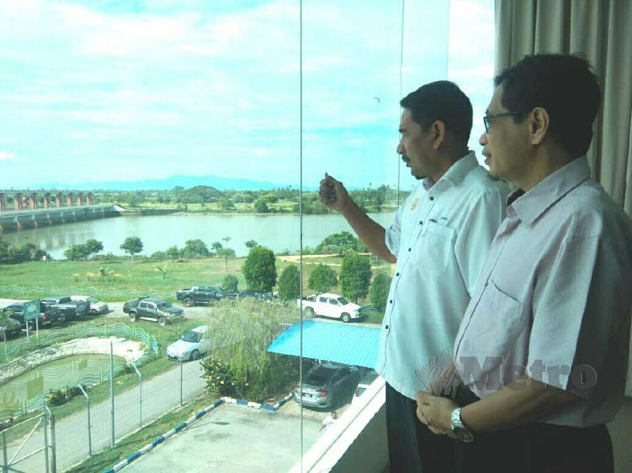 ZAMRI (kiri) meninjau situasi semasa Ampang Jajar di Kampung Rantau Panjang, Kota Kuala Muda ketika mengadakan lawatan di Pejabat Pengurusan Lembangan Sungai Muda (PLSM). FOTO NOR FARHANI CHE AD