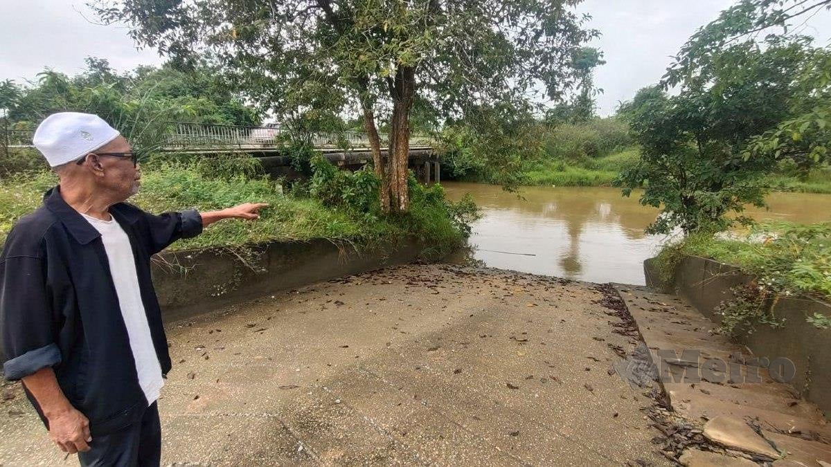 Salah seorang penduduk menunjukkan paras Sungai Golok ketika di temui di Kampung Lachang, di sini, hari ini. 