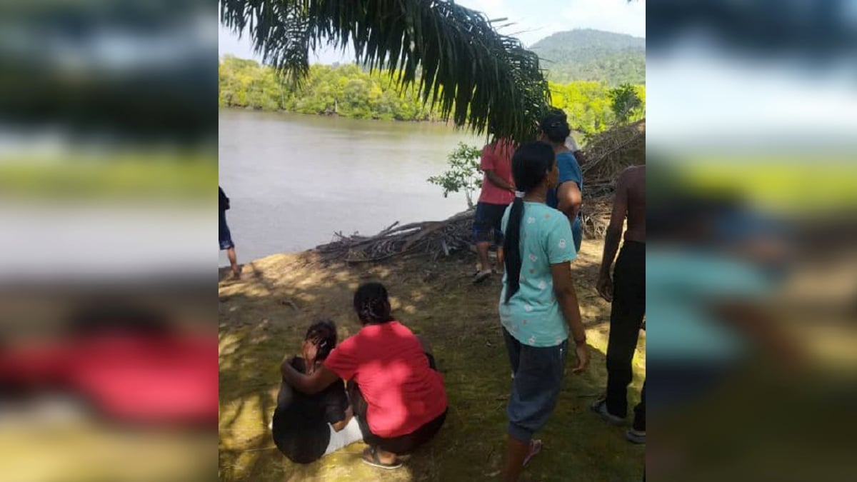 AHLI keluarga tiga remaja lelaki yang dilaporkan hilang ketika mandi di Sungai Sempit, Kampung Tanjung Batu Segari berkumpul di lokasi kejadian. FOTO Ihsan Bomba
