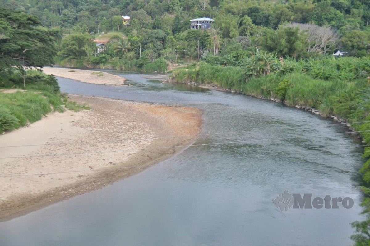 Tebing Sungai Tamparuli yang kering menjadi luas sehingga menampakkan daratan pasir dan batu, yang selama ini berada dalam air. FOTO JOHARY INDAN