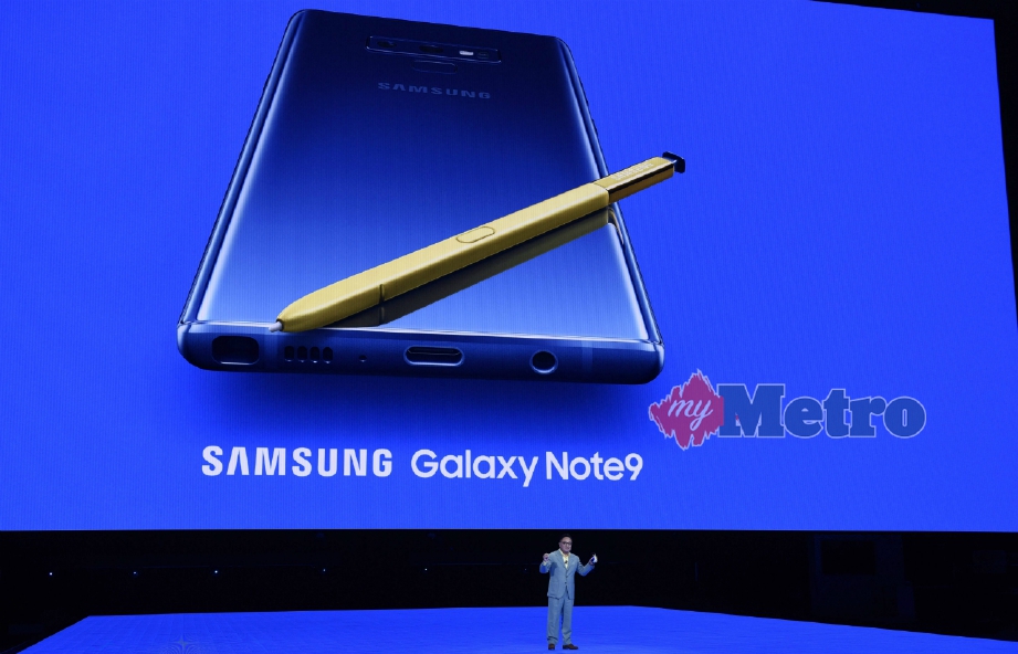 PRESIDEN dan Ketua Pegawai Eksekutif Samsung Electronics, DJ Koh memperkenalkan Samsung Galaxy Note 9 di New York, malam tadi. FOTO AFP.