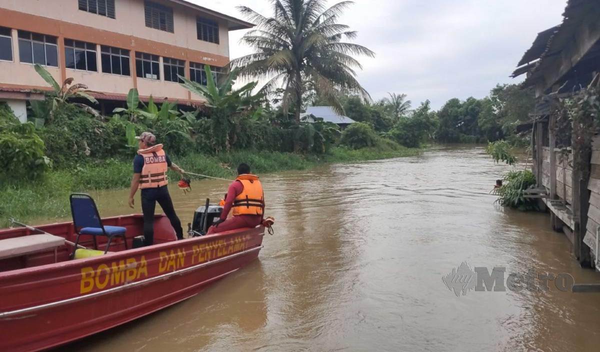 ANGGOTA Pasukan Penyelamat Di Air (PPDA) dari BBP Jitra melakukan selaman di kawasan pencarian berhampiran mangsa dilaporkan terjatuh di Sungai Langgar.FOTO Zuliaty Zulkiffli