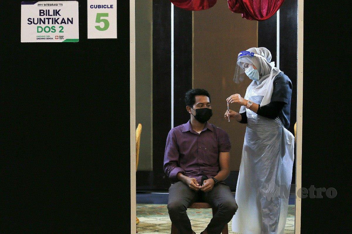 ORANG ramai hadir untuk mendapatkan suntikan vaksin Covid-19 di Pusat Pemberian Vaksin (PPV) Taman Tamadun Islam di Terengganu. FOTO GHAZALI KORI
