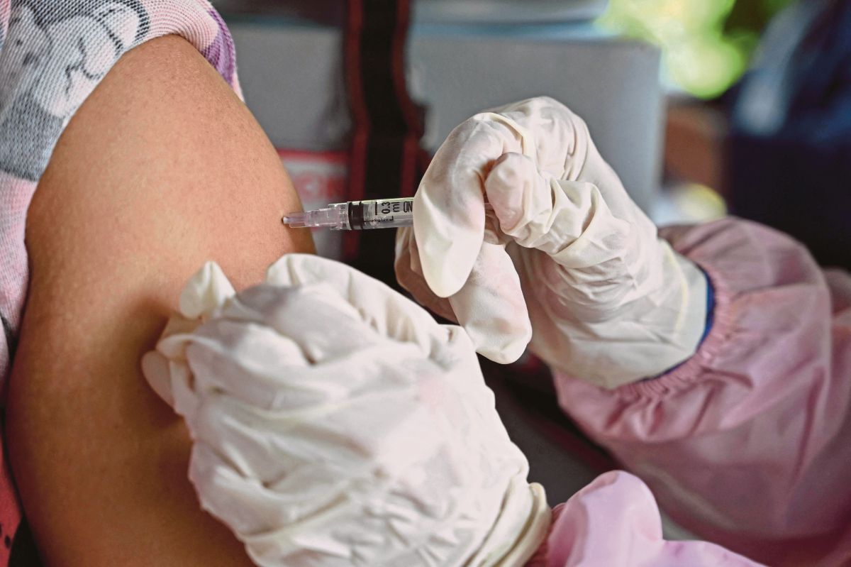 FOTO fail menunjukkan individu menerima suntikan vaksin Pfizer di Jakarta. FOTO AFP 