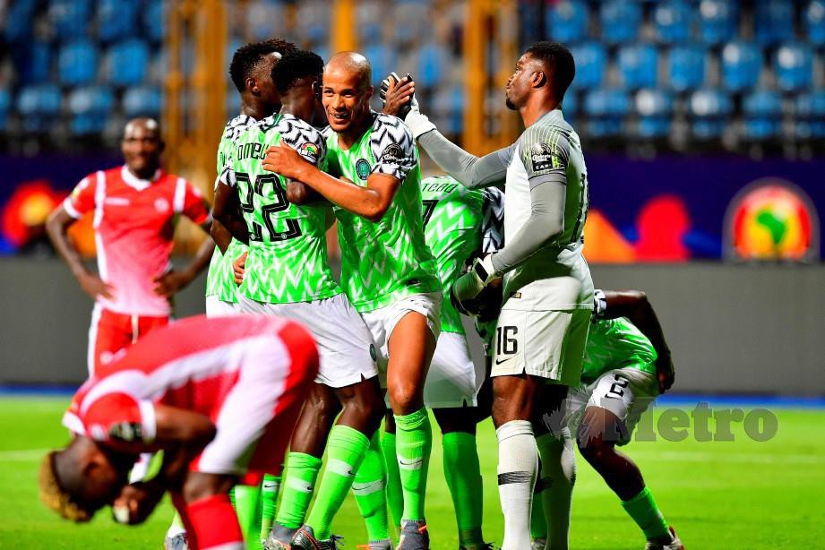 PEMAIN Nigeria meraikan kemenangan tipis ke atas Burundi di Stadium Iskandariah, awal pagi tadi. — FOTO AFP