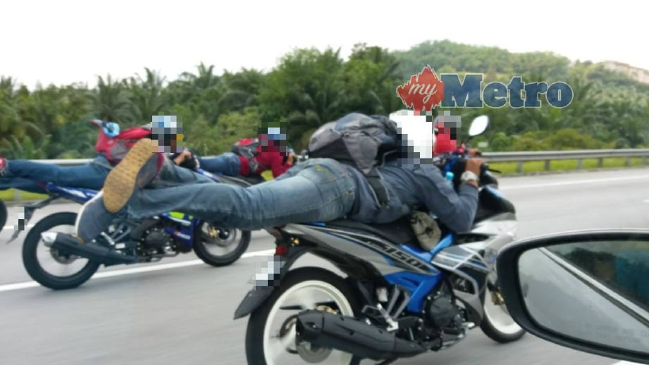 PETIKAN rakaman aksi ‘superman’ sekumpulan penunggang motosikal di Lebuhraya Utara-Selatan berhampiran Tanjung Malim. FOTO Ihsan Facebook Syahril A Kadir