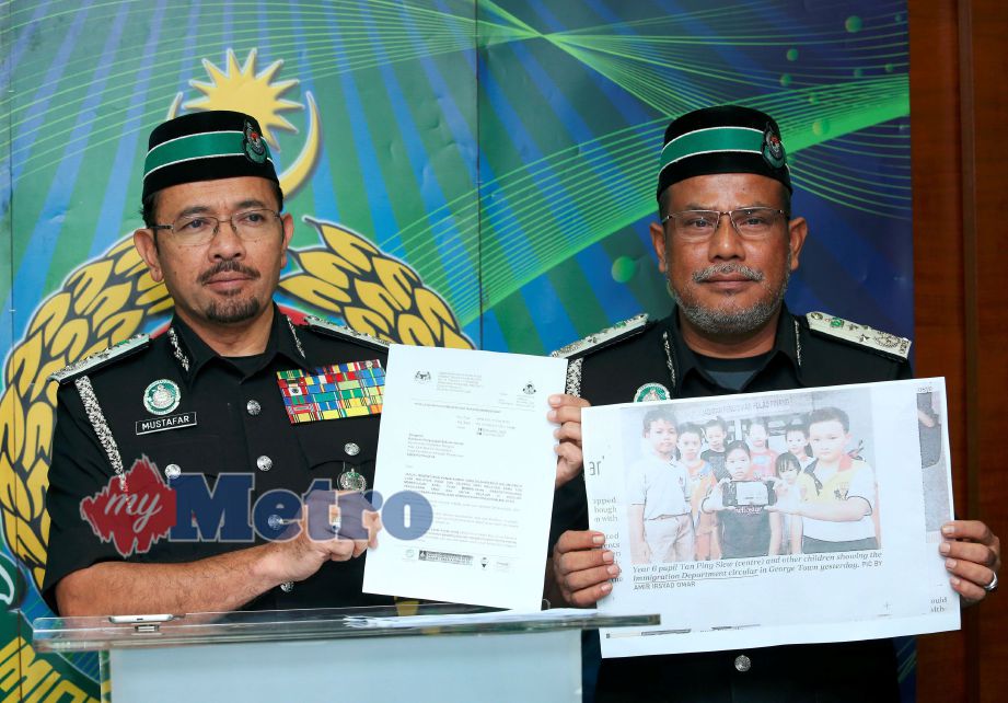Mustafar bersama Timbalan Ketua Pengarah Operasi Imigresen, Datuk Jaafar Mohamed (kanan) menunjukkan surat yang dihantar kepada Kementerian Pendidikan Malaysia. FOTO Ahmad Irham Mohd Noor 