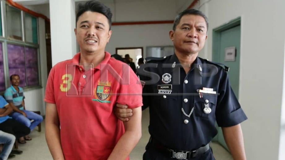 Tertuduh dibawa ke Mahkamah Majistret Klang atas pertuduhan mencemarkan surau dan mencuri berhala di sekitar Pelabuhan Klang, minggu lalu. FOTO Roslin Mat Tahir
