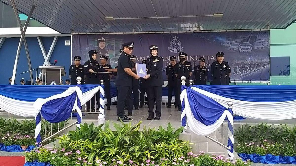 SURINA (tengah) menyampaikan sijil penghargaan kepada anggota polis yang cemerlang dalam tugasan. FOTO Aizat Sharif