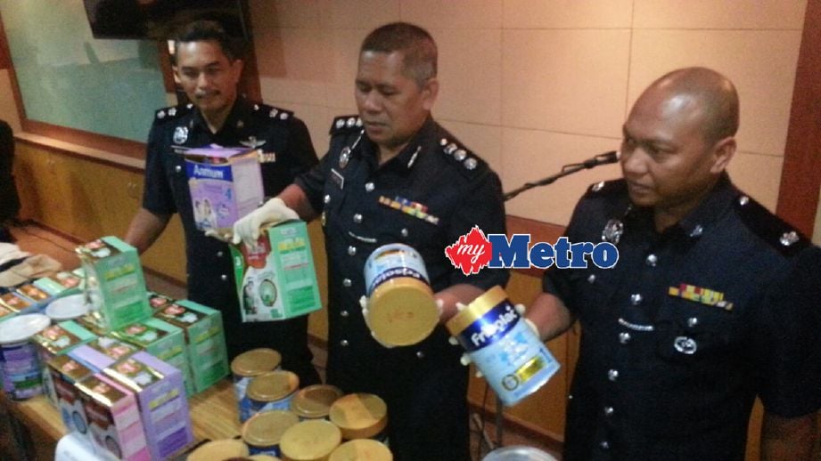Ketua Polis Daerah Petaling Jaya, Asisten Komisioner Mohd Zani Che Din, menunjukkan susu yang dirampas hasil penahanan empat suspek. - Foto NORIZUAN SHAMSUDDIN