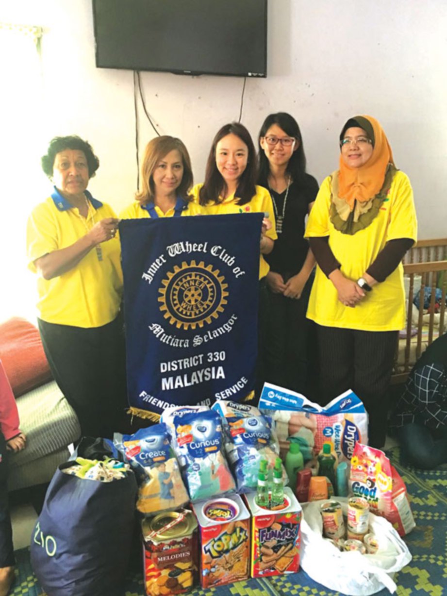BERSAMA ahli Inner Wheel Club Mutiara Selangor melakukan aktiviti kebajikan.