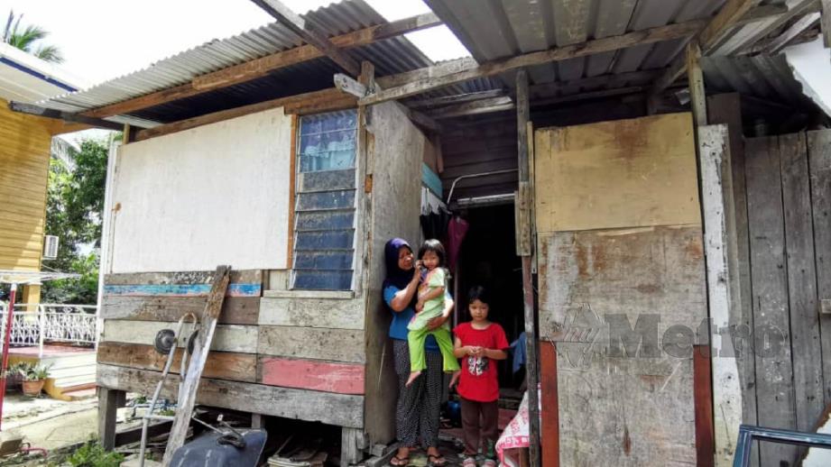 Keadaan rumah yang didiami Siti Katieh sekeluarga akibat kesempitan hidup yang dihadapi. FOTO Norasikin Daineh 